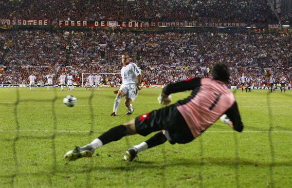 Solo los penales lograron romper el 0-0 que Milan y Juventus sacaron en el tiempo regular de la final que disputaron en 2003 (Foto: AFP)