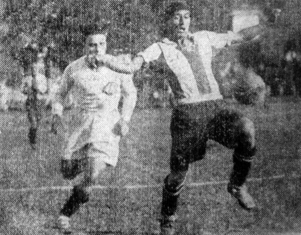 José Morales domina el balón mientras Enrique Landa está a la expectativa para no dejar pasar al 'Cholo' (Recorte: diario La Crónica)