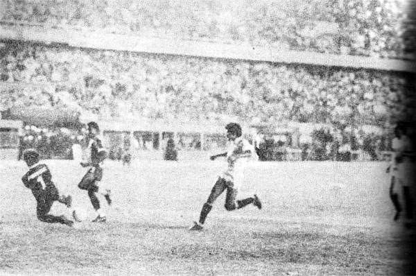 Luis Escobar ya mandó la pelota rumbo al arco de la 'U' luego de superar la salida de César Chávez Riva y anotar así el gol del triunfo para Alianza en el clásico de 1986 (Recorte: revista Ovación)