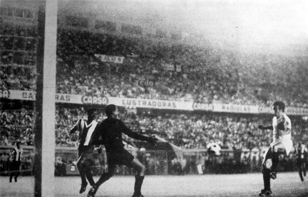 El remate de 'Cachito' Ramírez ya va camino al arco defendido por Carlos Salinas para convertirse en el primer tanto crema en el clásico copero de 1972 (Recorte: diario La Crónica)