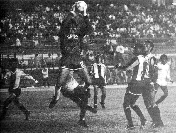 El chileno José Letelier atrapa el balón ante una carga de Andrés 'Balán' Gonzales mientras a un lado contemplan la acción Manuel Earl y Wilmar Valencia (Recorte: revista Todo Fútbol)