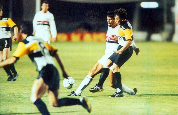 El Criciúma de Brasil, equipo sin mayor renombre a nivel internacional, fue un animador de la Copa en 1992 cuando solo Sao Paulo le pudo cortar el camino (Foto: doentesporfutebol.com.br)