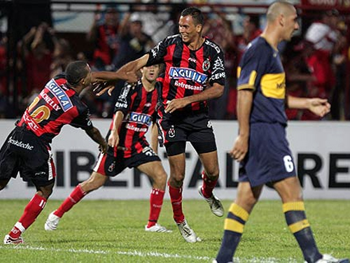 Cúcuta fue la gran sorpresa de la edición de 2007 en la que solo Boca le pudo poner freno a su buen momento (Foto: AP)
