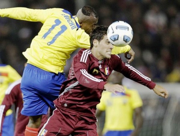APELLIDO DE SELECCIÓN. Gabriel Cichero tuvo una aceptable actuación en la defensa venezolana, teniendo como antagonista al 'Chucho' Benítez. (Foto: Reuters)