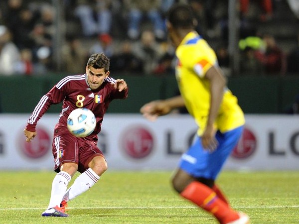 EN SU TAREA. Tomás Rincón destacó en el mediocampo. Con mucho sacrificio y buena entrega del balón, el '8' de Venezuela se va haciendo figura en la Copa América. (Foto: AP)