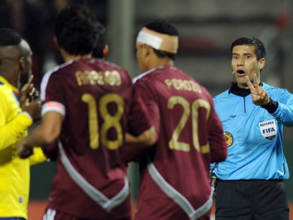 TE AVISO. El árbitro costarricense, Wálter Quesada, tuvo una buena performance en el partido. Esto en parte a la atención minuciosa a las jugadas que se daban en las áreas. (Foto: AP)
