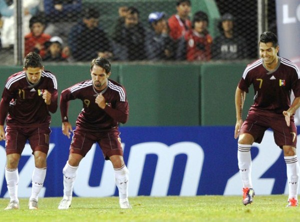 EL BUEN SABOR. De izquierda a derecha: César González, Giancarlo Maldonado y Nicolás Fedor ensayan un baile tras el gol del 'Maestrico'.  (Foto: AP)