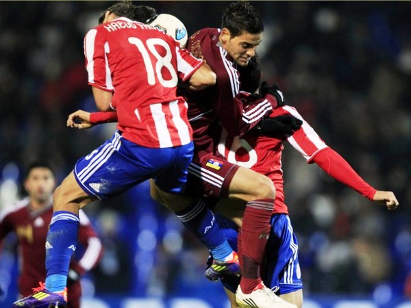 DALE CONTACTO. Nelson Haedo Valdez y Gabriel Cichero van a disputar un balón aéreo sin guardarse nada. (Foto: Reuters)