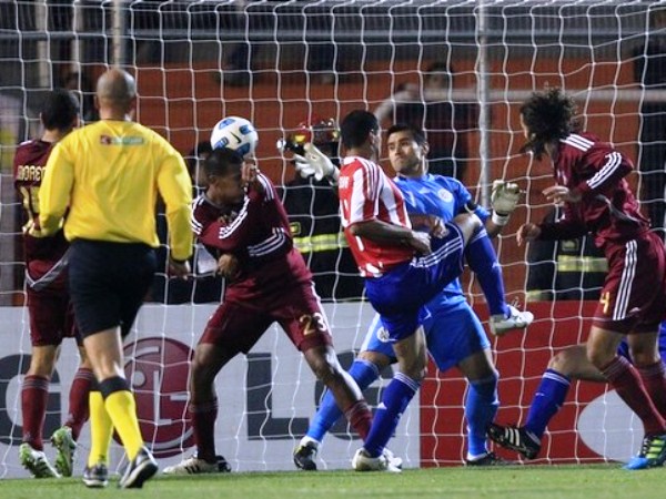 LA JUGADA POLÉMICA. Un cabezazo de Vizcarrondo fue a parar a las redes, pero anularon el gol. Aparentemente Rondón habría rozado el balón. Saquen sus conclusiones. (Foto: Reuters)
