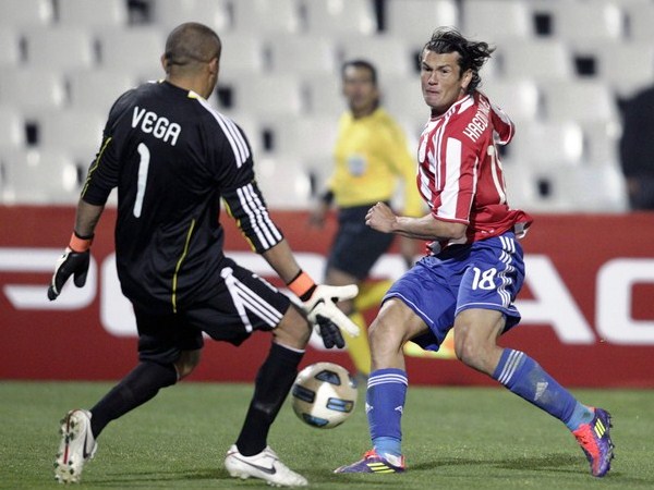 V DE VEGA. En el duelo entre Valdez y Vega, ganó el venezolano. El meta llanero mostró buenas reacciones durante la Copa. (Foto: Reuters)