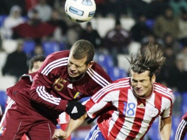 MORENO ENCIMA. Alejandro Moreno ingresó para darle mayor vértigo a la 'Vinotinto', pero también a apoyar en los balones parados en contra. (Foto: Reuters)