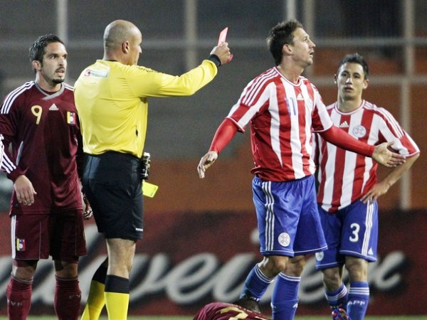 NO SE CANSA. El mismo Santana se fue expulsado minutos después por una falta en contra de Rondón. (Foto: AP)