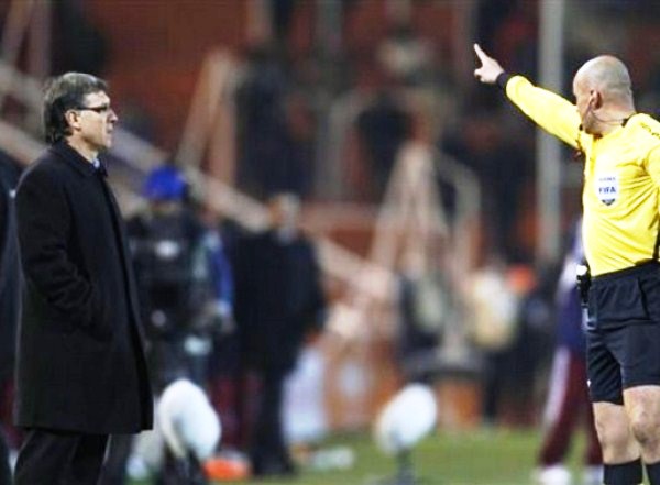 NI UN PELO DE TONTO. El árbitro mexicano, Francisco Chacón, echó a Gerardo 'Tata' Martino por alguna agresión verbal. El estratega argentino se perderá la Final. (Foto: AP)