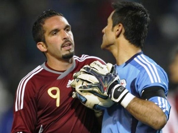 DÉJAME UNO. Giancarlo Maldonado cree que Justo Villar puede ser imbatible. El meta paraguayo recibió tres goles venezolanos en la Primera Fase, pero ahora fue la figura. (Foto: AP)