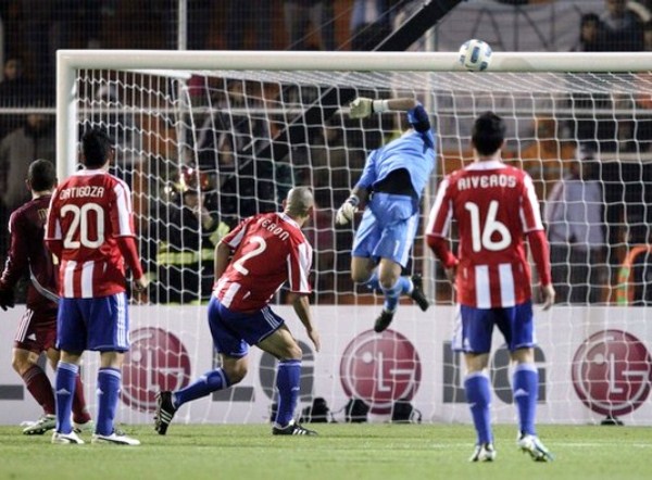 JUSTO PARA SALVAR. Una espectacular volada de Justo Villar le quitó, nuevamente, la etiqueta de gol a un remate de Venezuela. (Foto: Reuters)