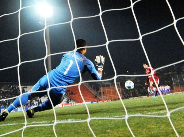 BASTA CON UNO. El '1' y capitán guaraní le atajó el tercer penal de Venezuela a Franklin Lucena, y fue lo que marcó diferencia para que Paraguay llegue a una nueva Final. (Foto: AP)