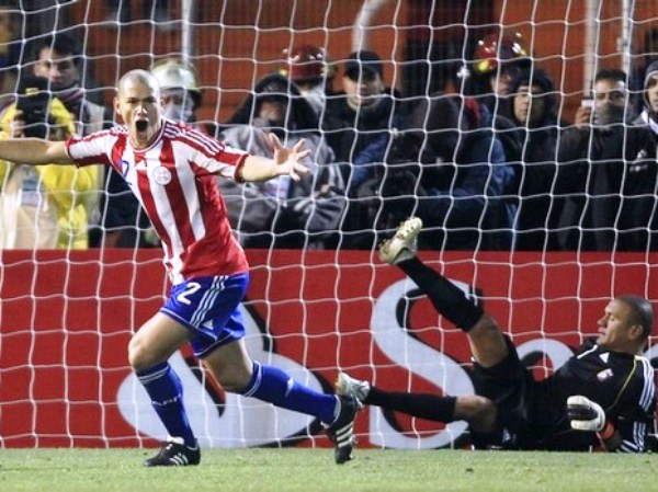NO ES BRUJA. Darío Verón le dio el quinto penal a Paraguay y salió a festejera. El defensor albirrojo tuvo una regular, pero influyente actuación en esta Semifinal. (Foto: Reuters)