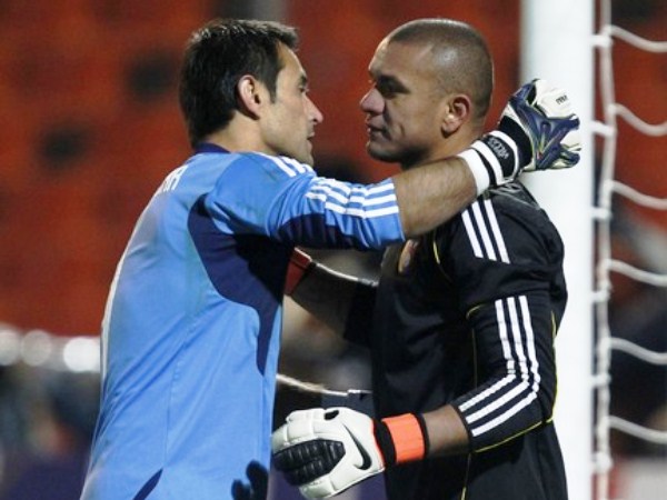 DOS DE LOS MEJORES. Justo Villar y Renny Vega se saludan luego de culminada la tanda de penales. Ambos fueron vitales para que sus equipos lleguen a esta instancia. (Foto: Reuters)